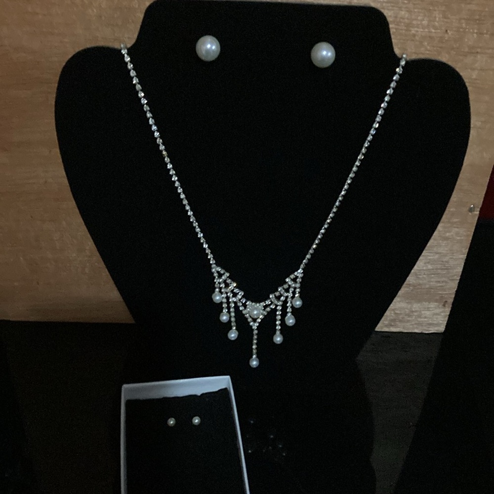 Dressy rhinestone and faux pearl necklace with earrings - Picture 3 of 5